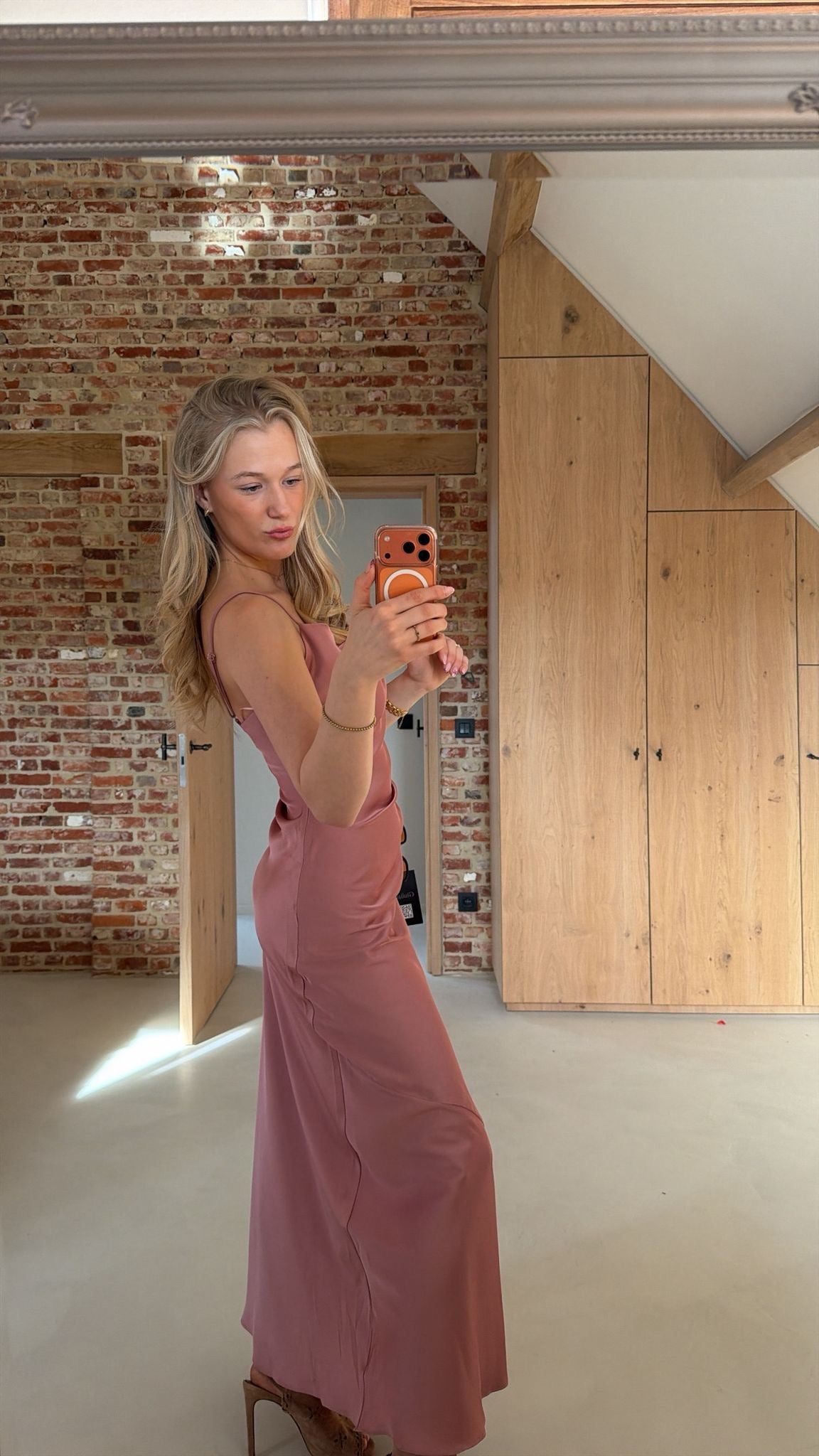 Maxi satin dress with ajustable straps