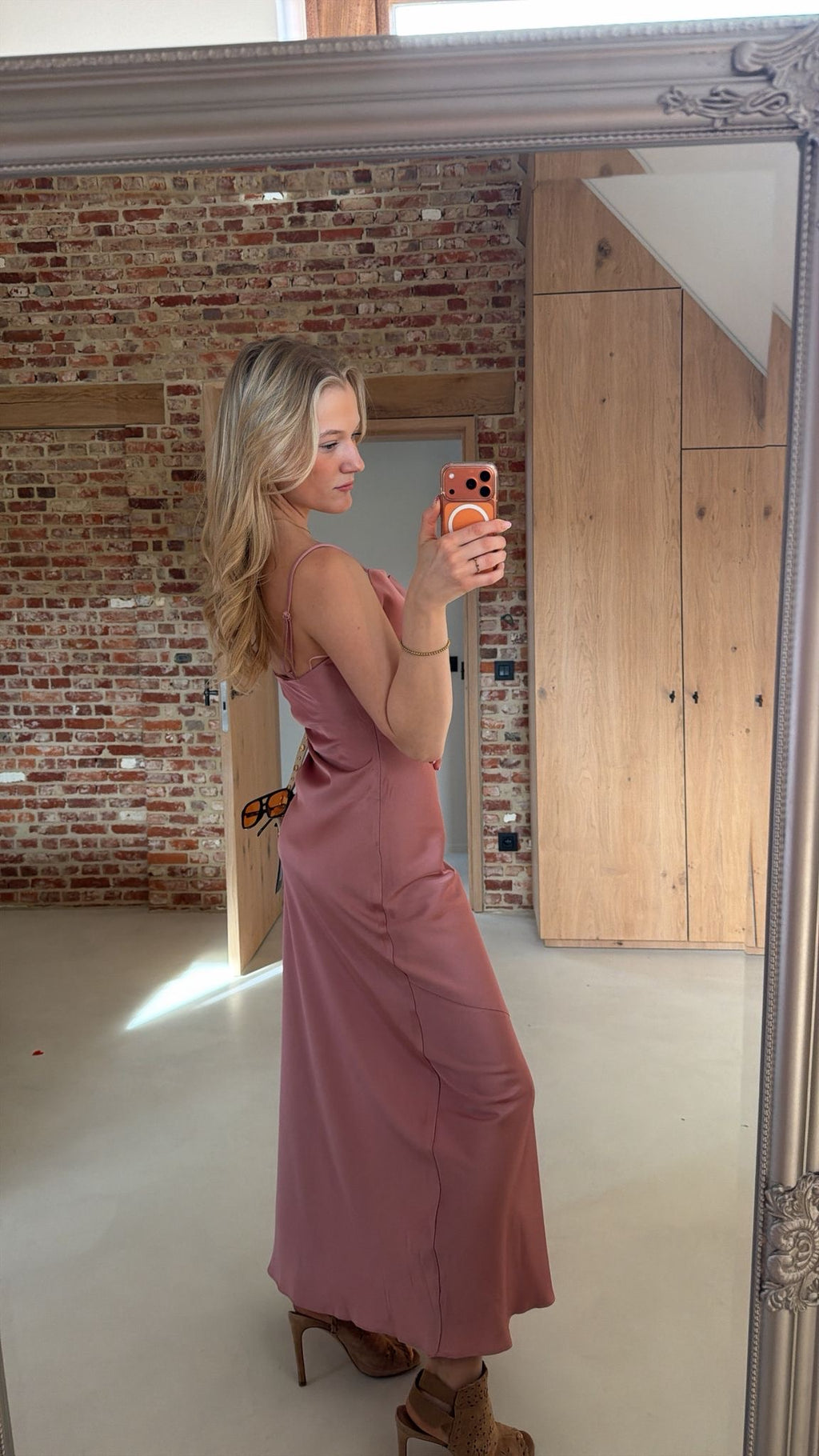 Maxi satin dress with ajustable straps