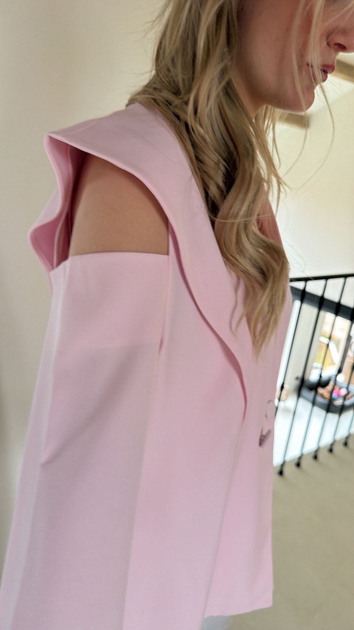 Blazer with open schouder