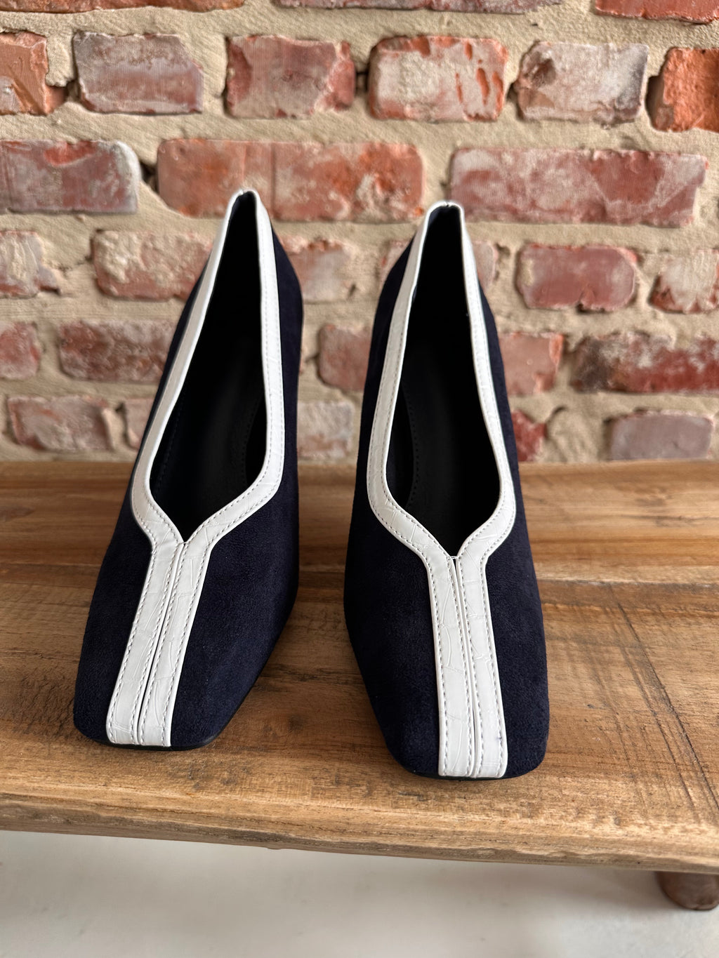 Navy blue pump with white trim