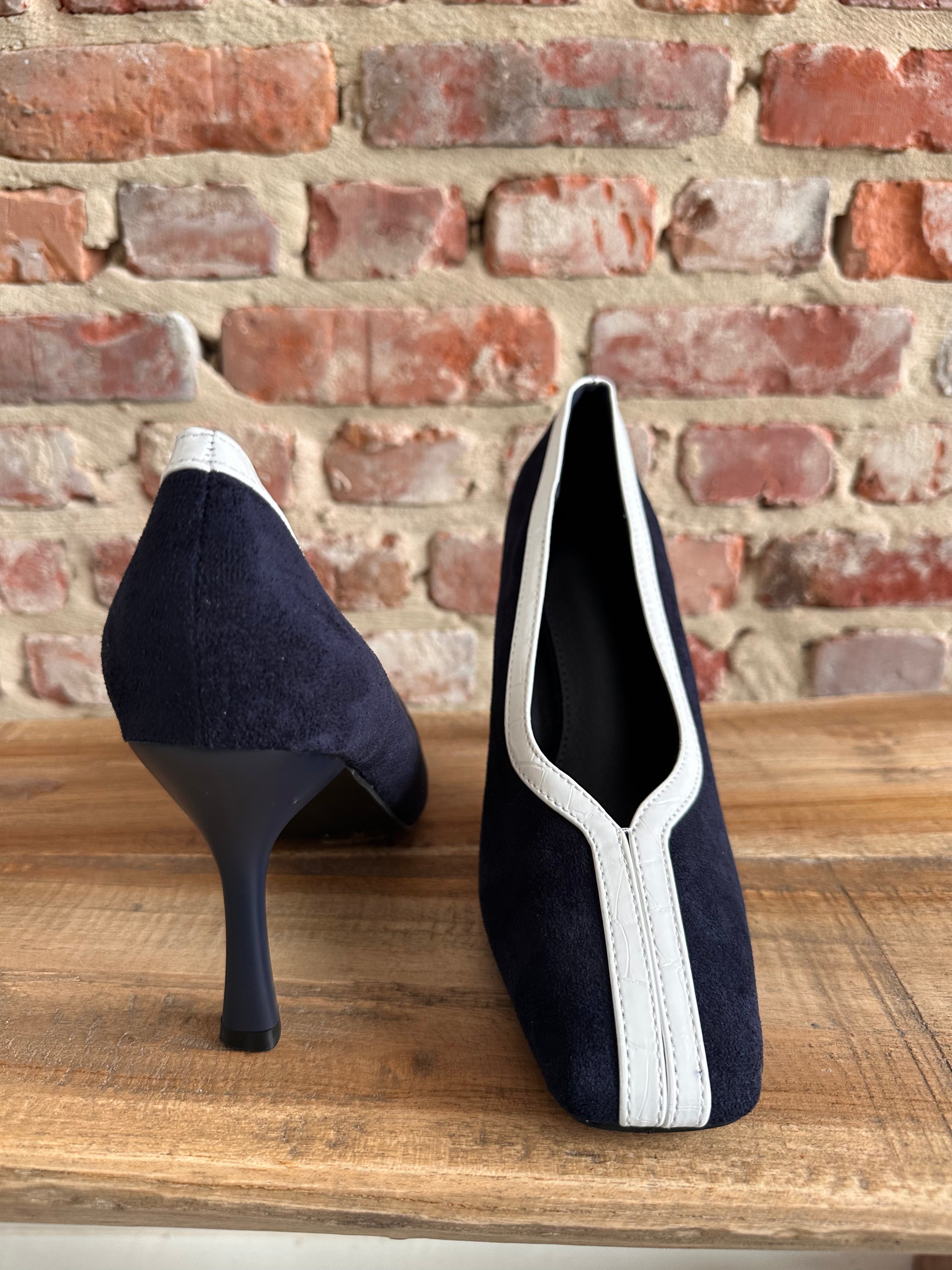 Navy blue pump with white trim