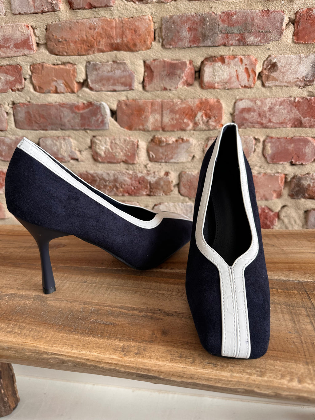 Navy blue pump with white trim