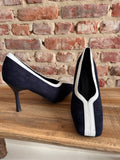 Navy blue pump with white trim