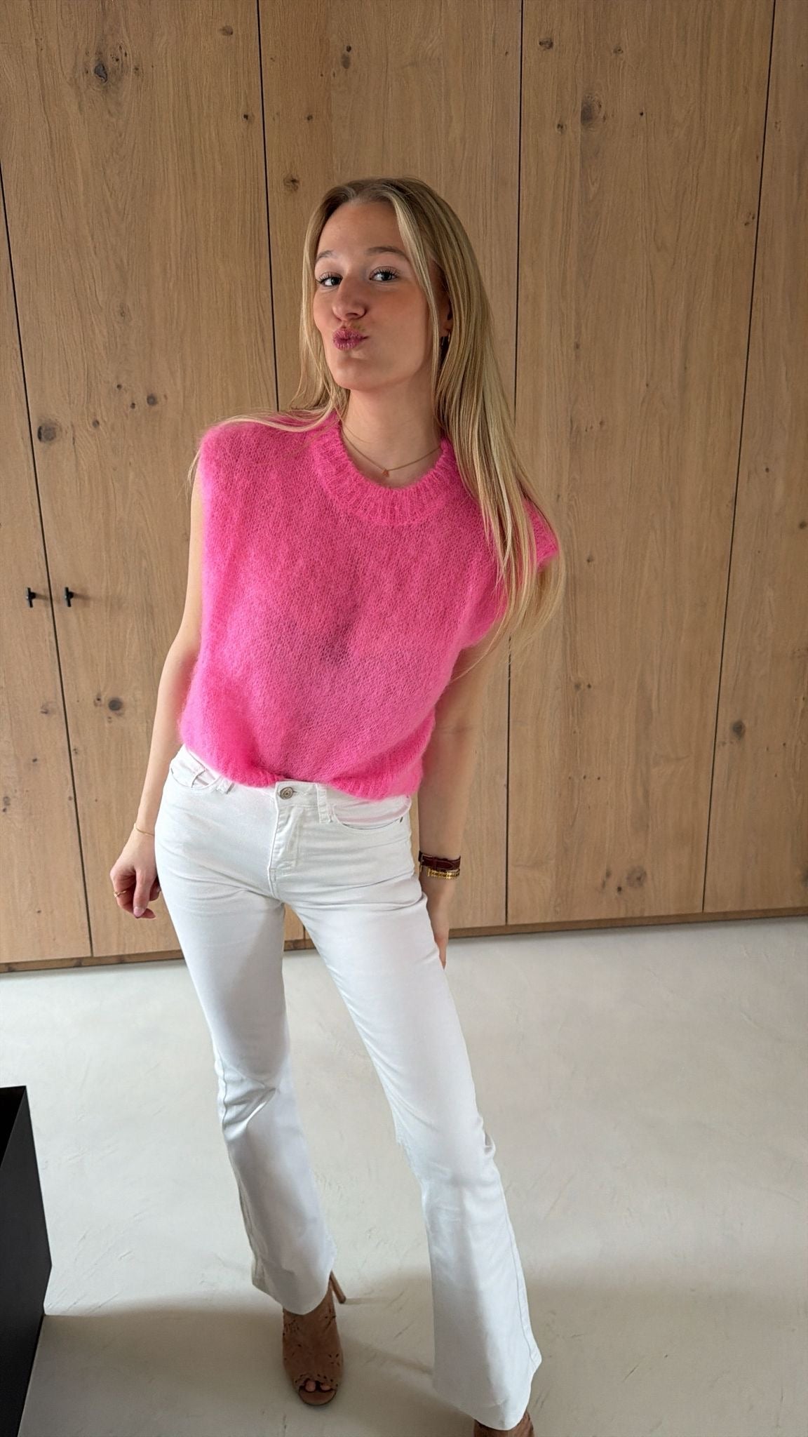 Sleeveless sweater Lut